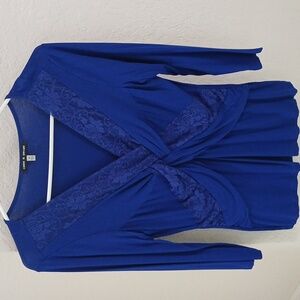 Cable & Gauge royal blue V-neck top size medium.